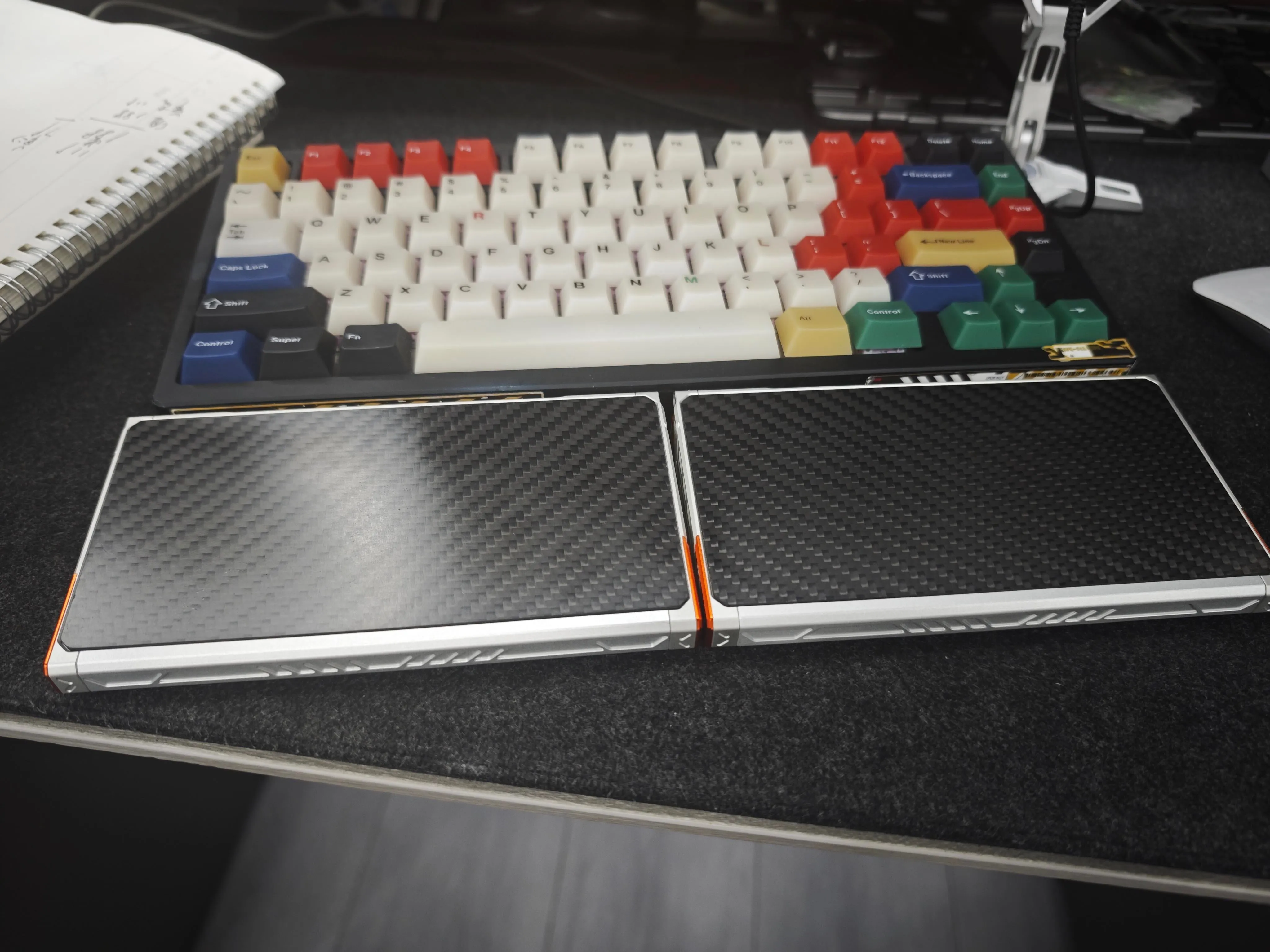 カスタムキーボードの背面彫刻