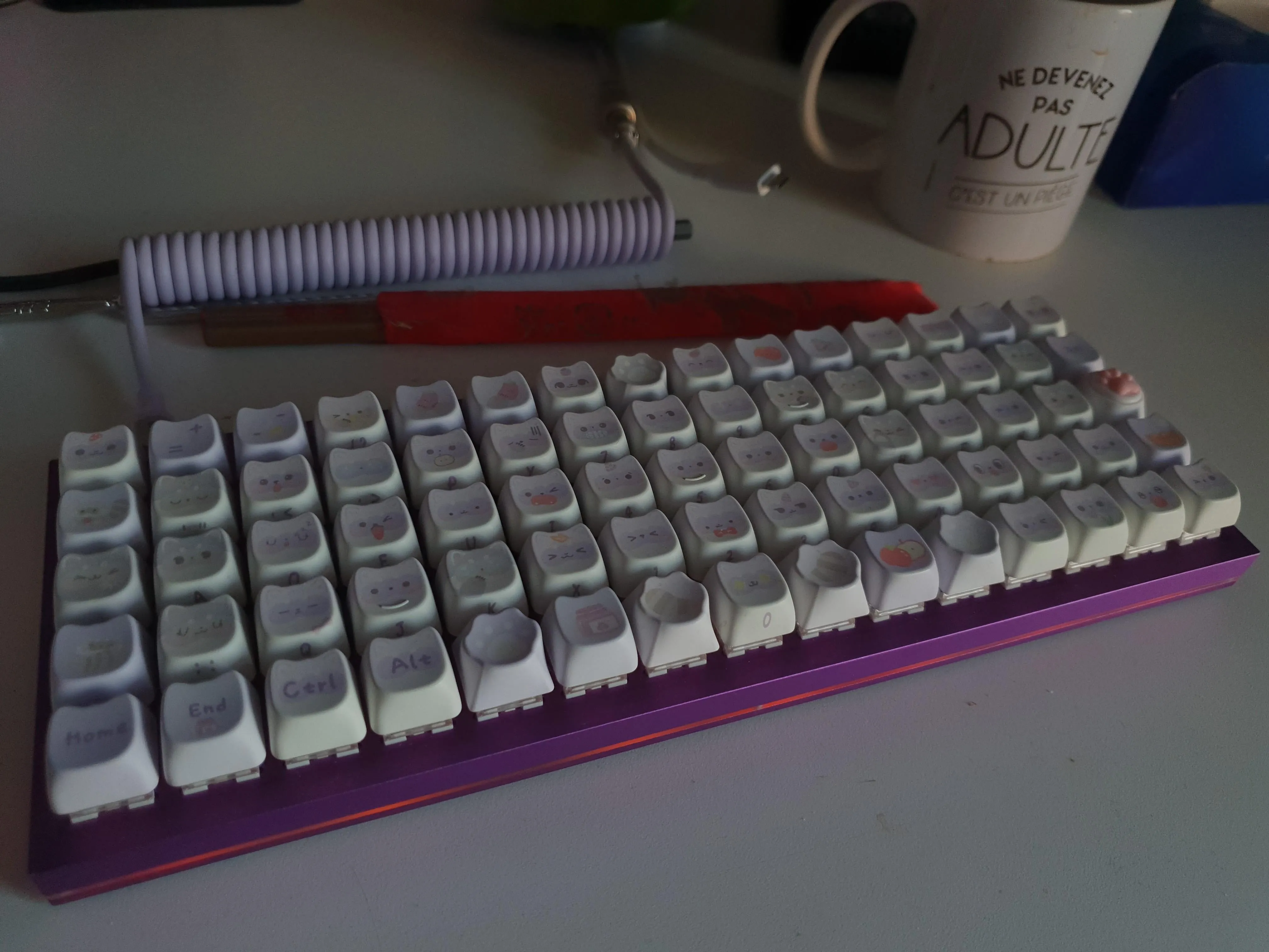 デスクに馴染むデザイン