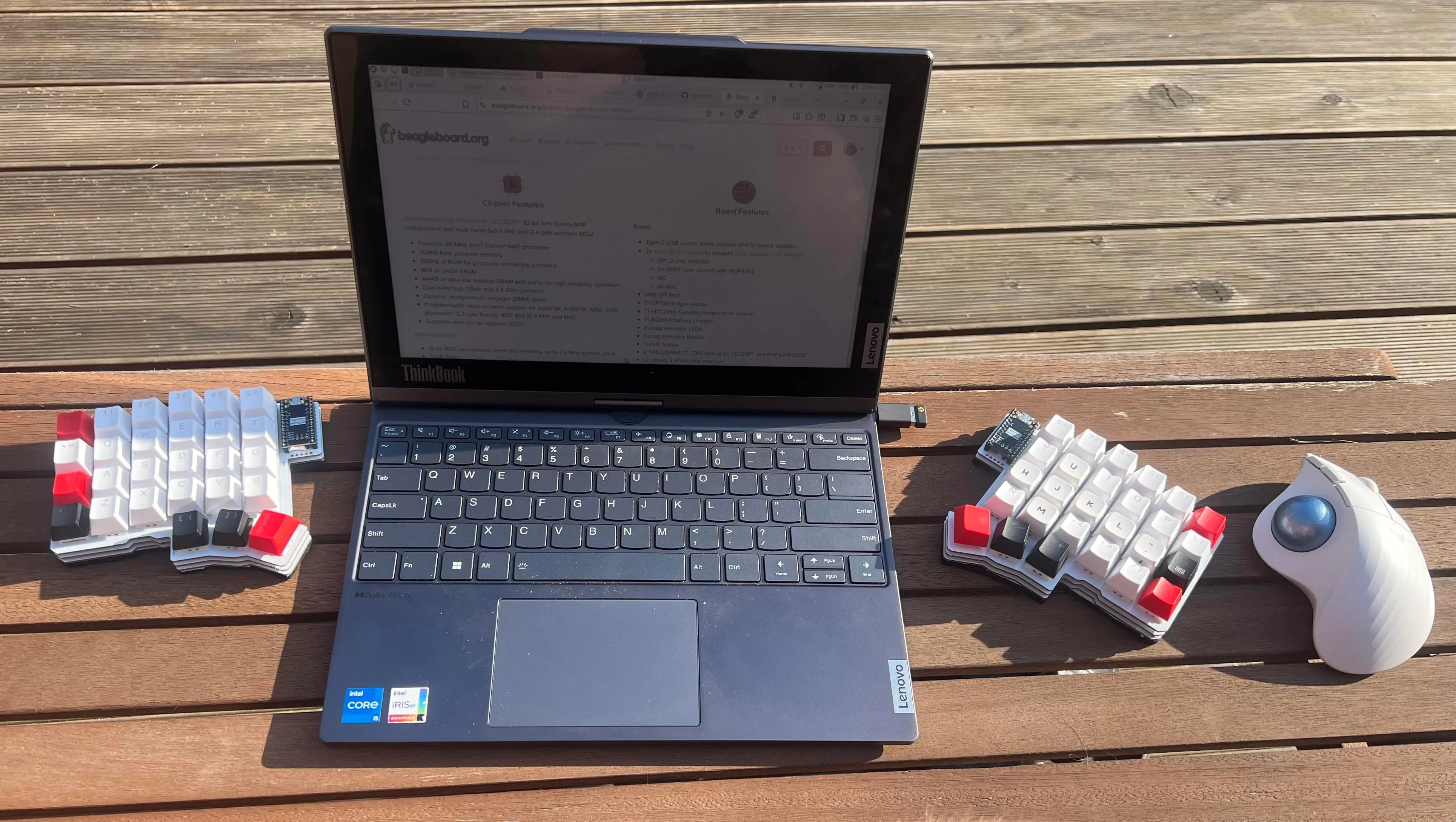 E-inkラップトップとキーボードの様子