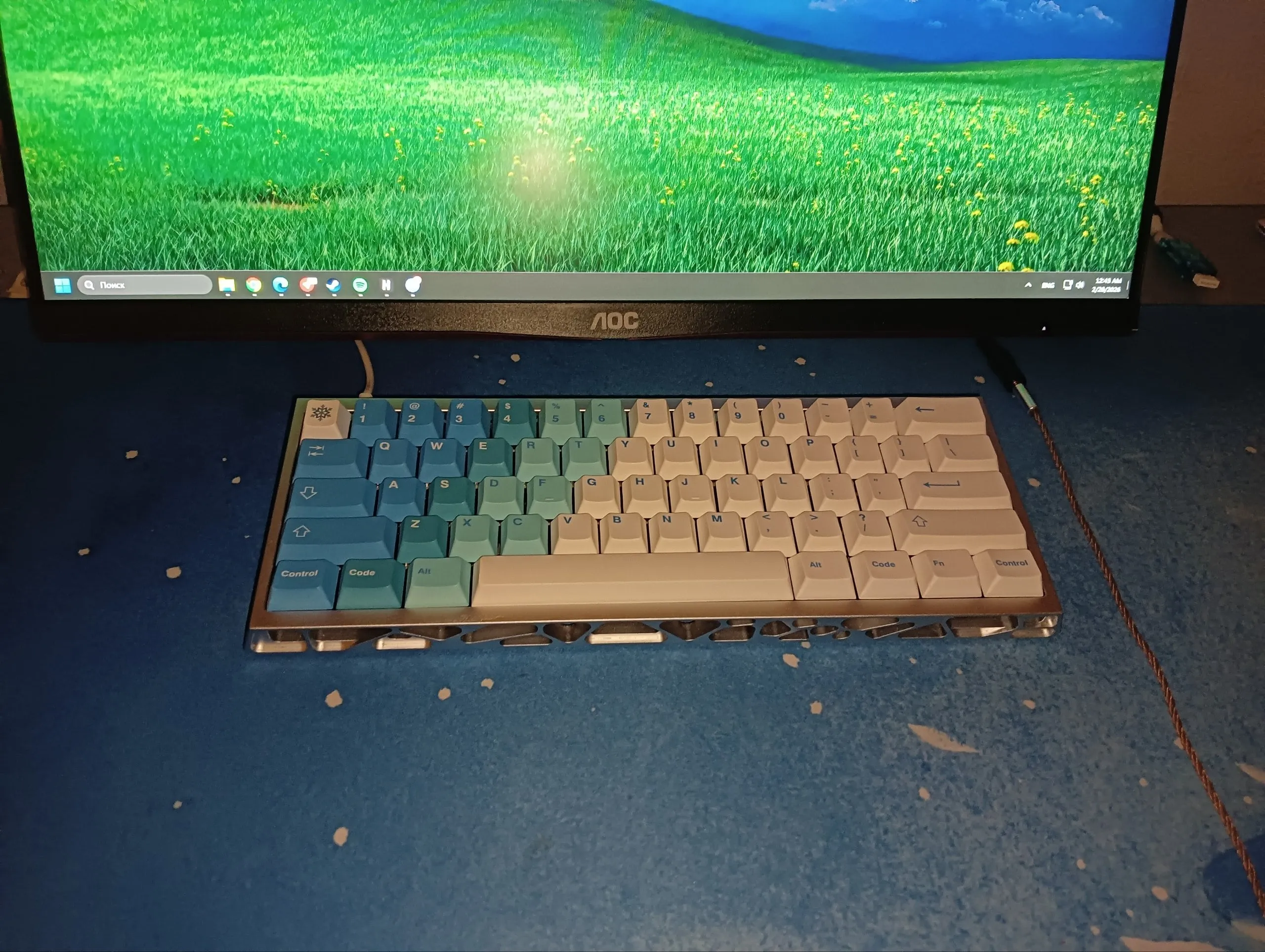 友人の制作中ボードとデスクセットアップ