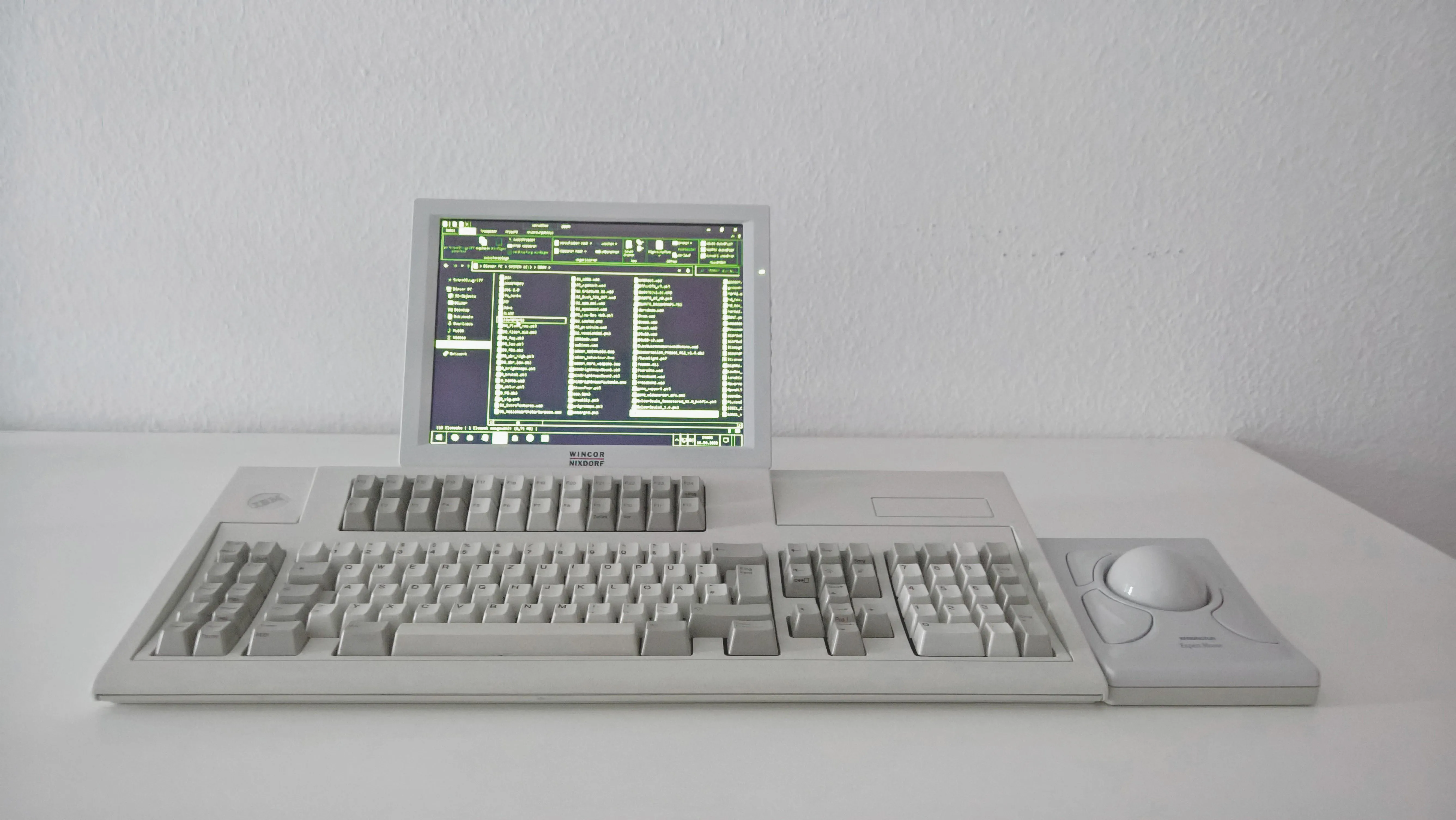 IBM M122とKensington Expert Mouseを組み合わせたデスクセットアップ