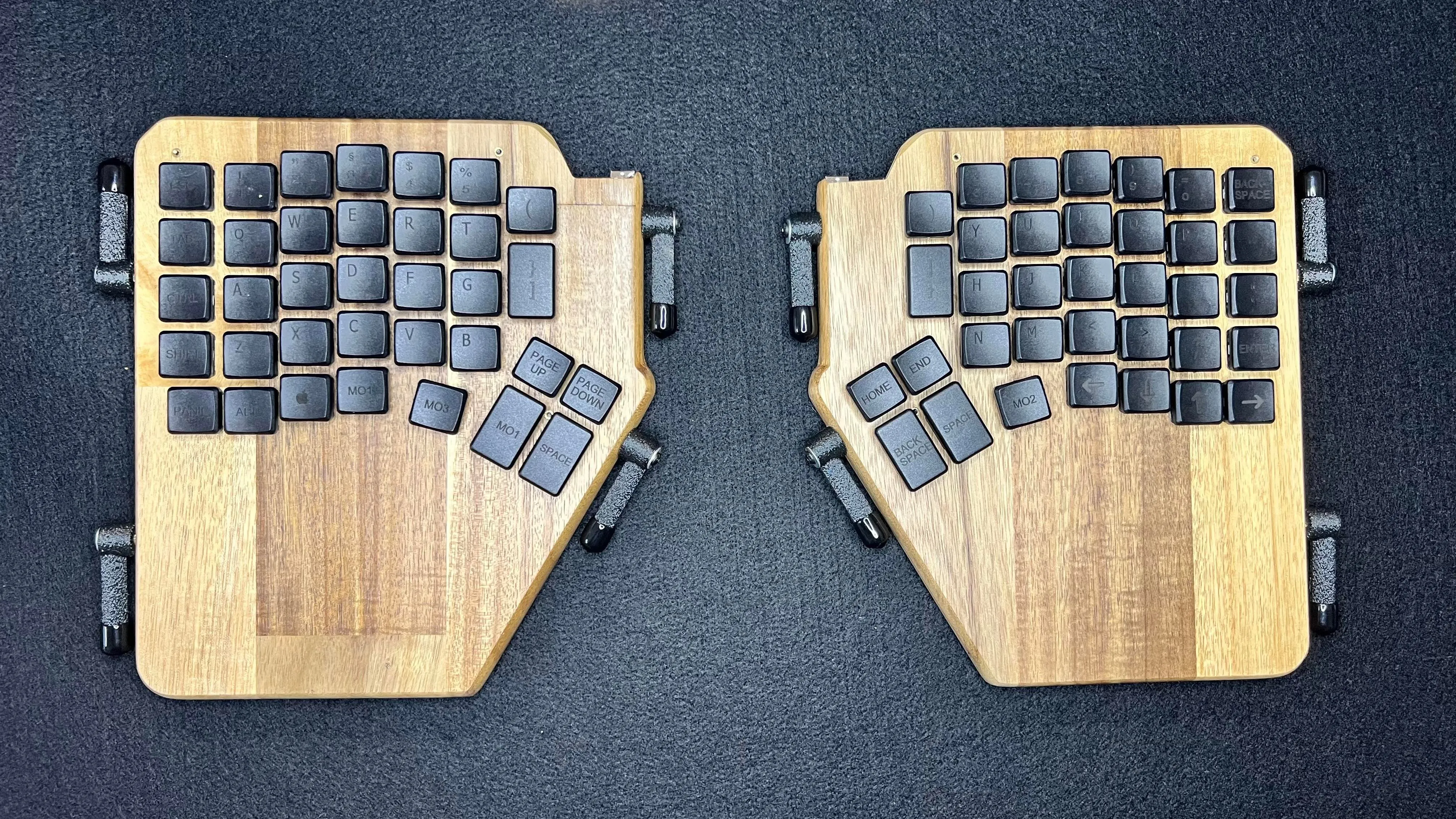 アカシア材のキーボードケース