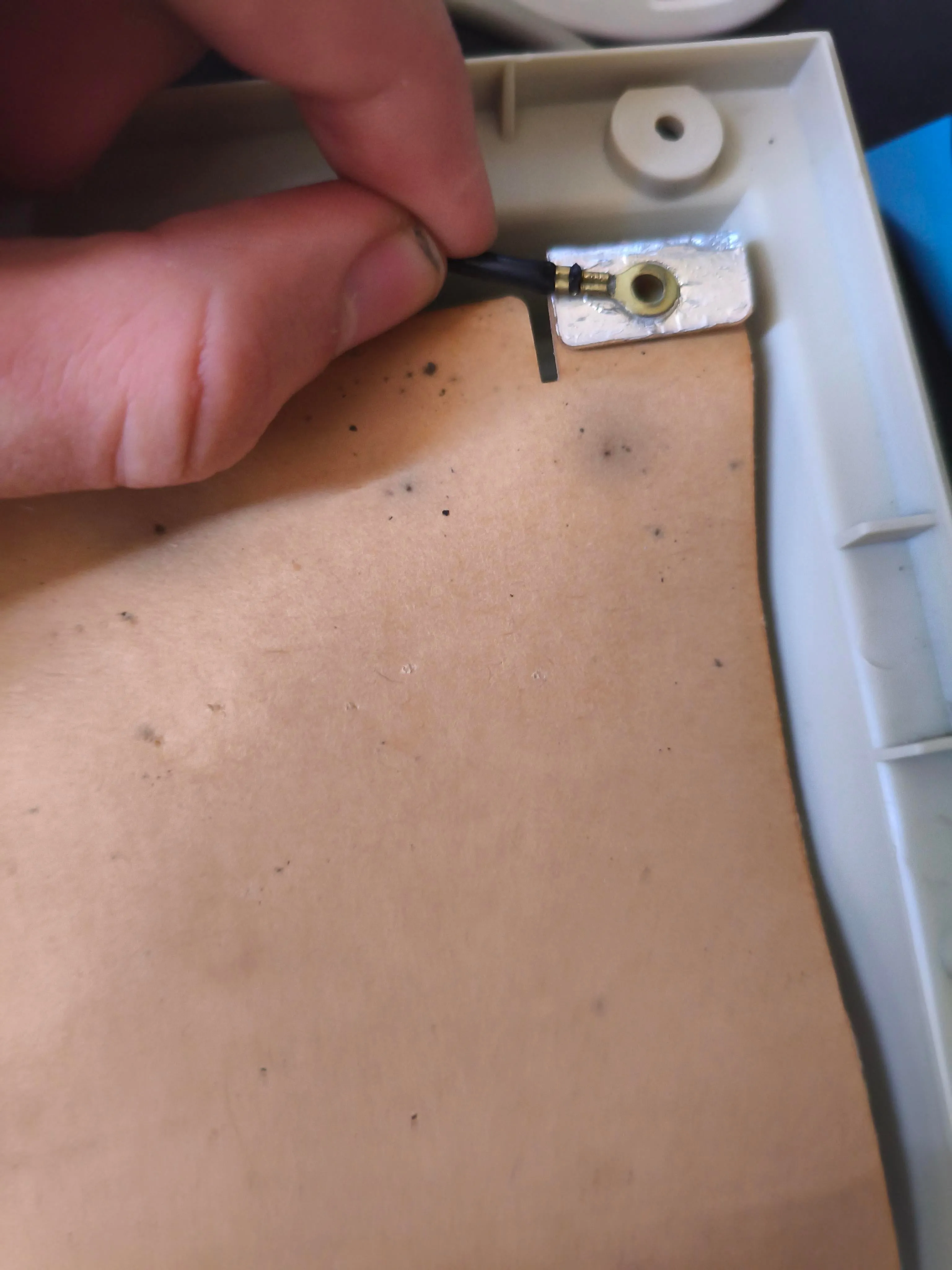 基板下の茶色いシート