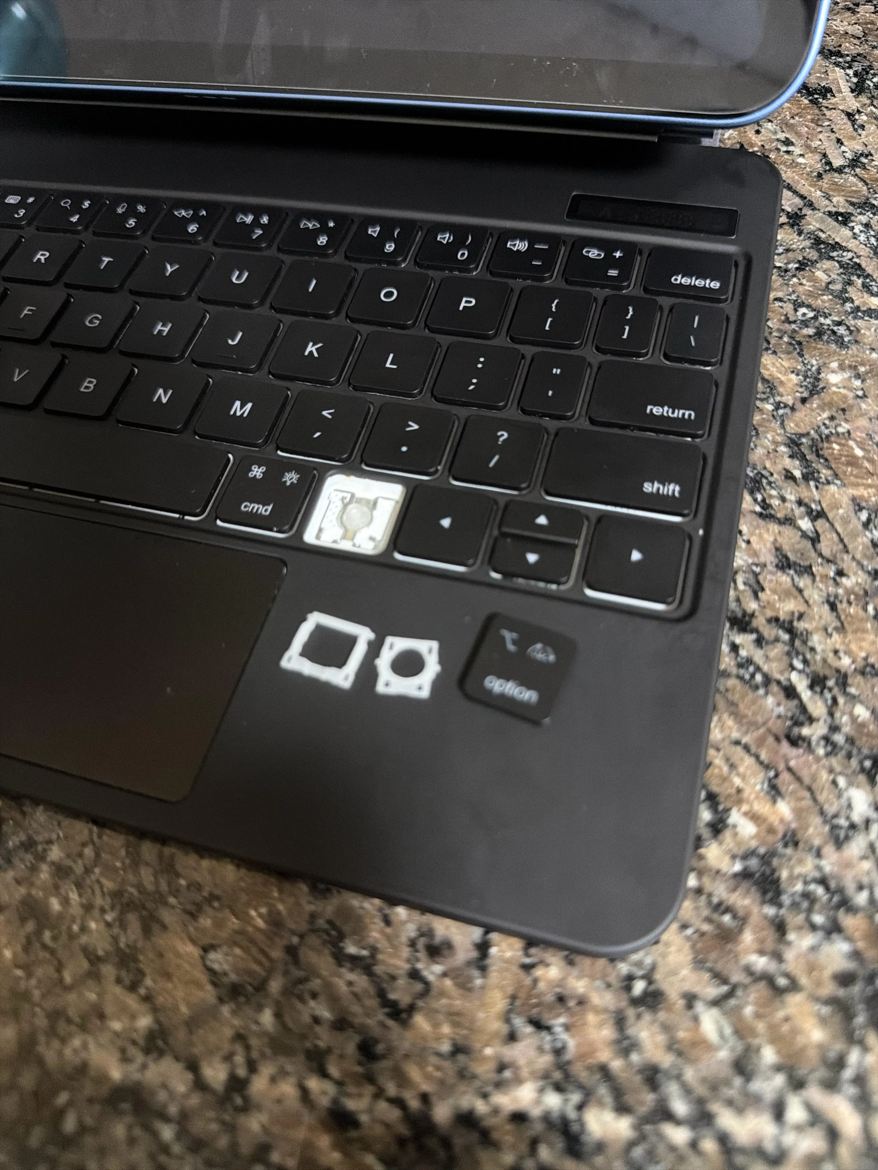 破損したキーボードの様子