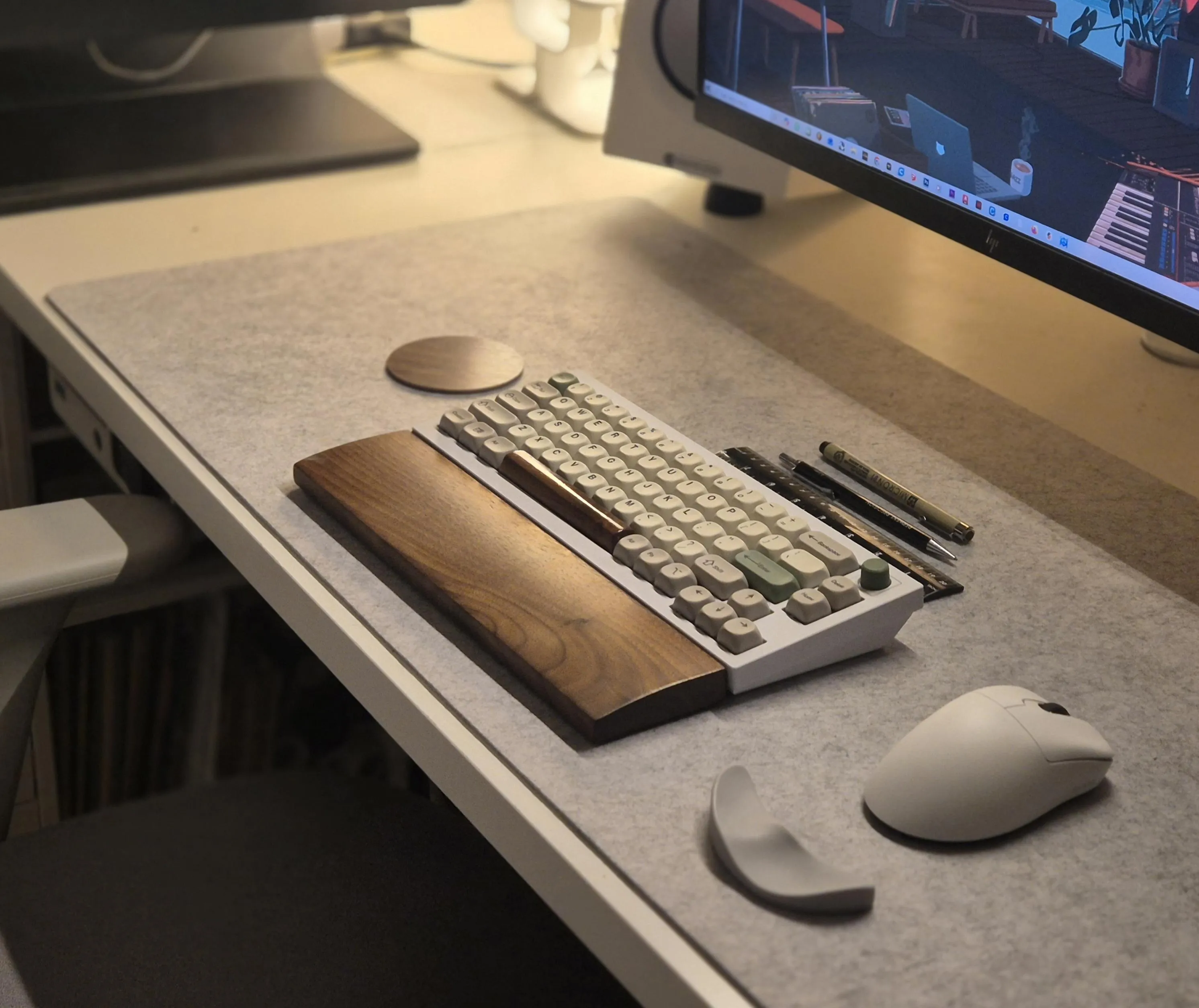 ホワイト、グレー、ウォールナットのセットアップ