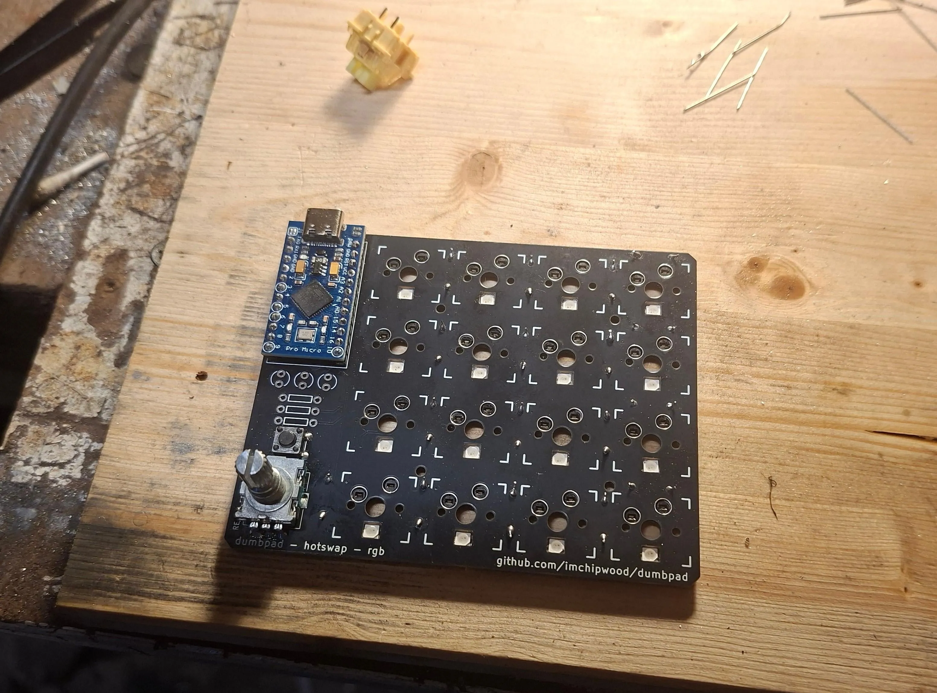 マクロパッドのパーツや作業風景