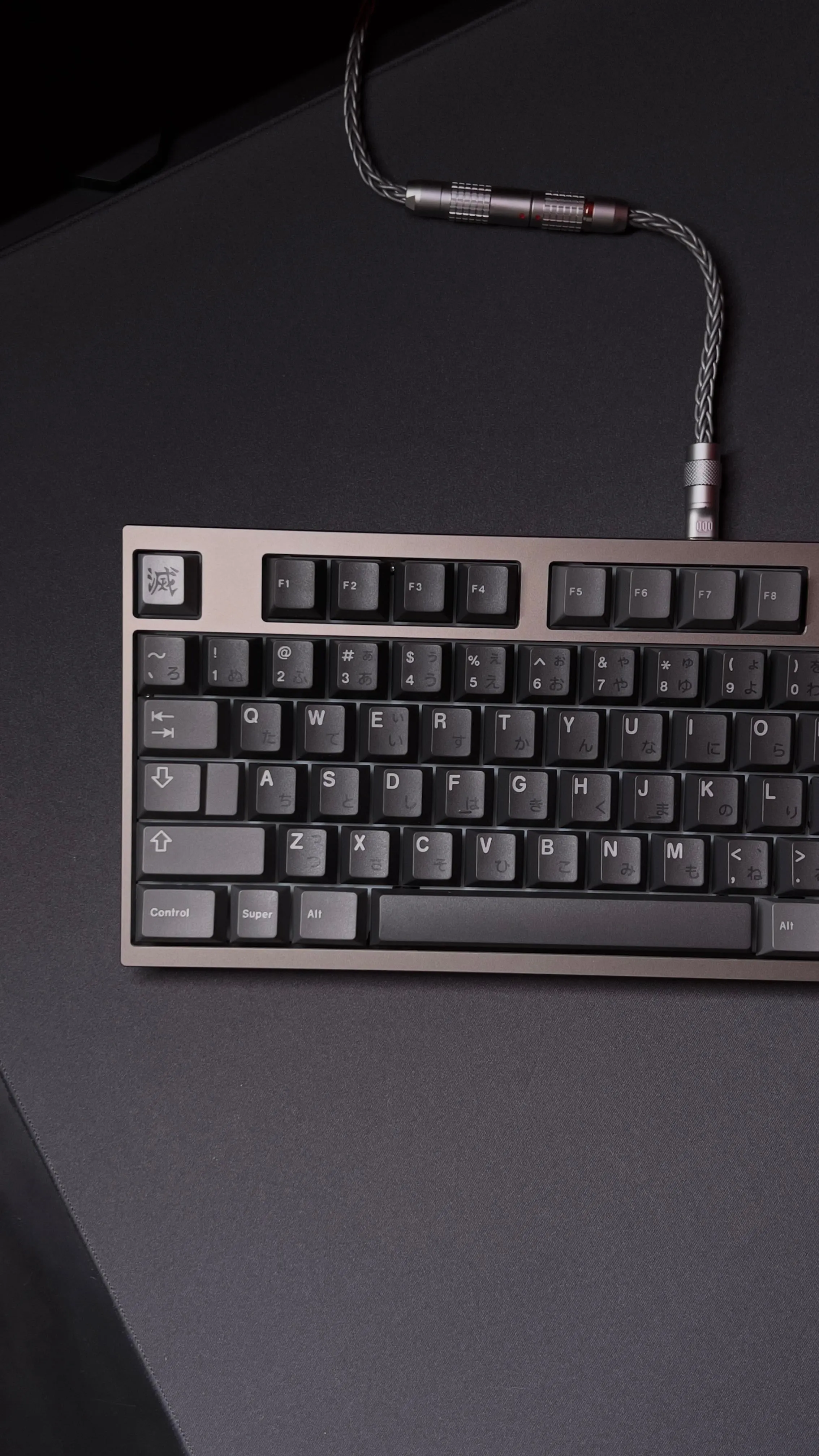 背面のミラーウェイトが高級感を演出