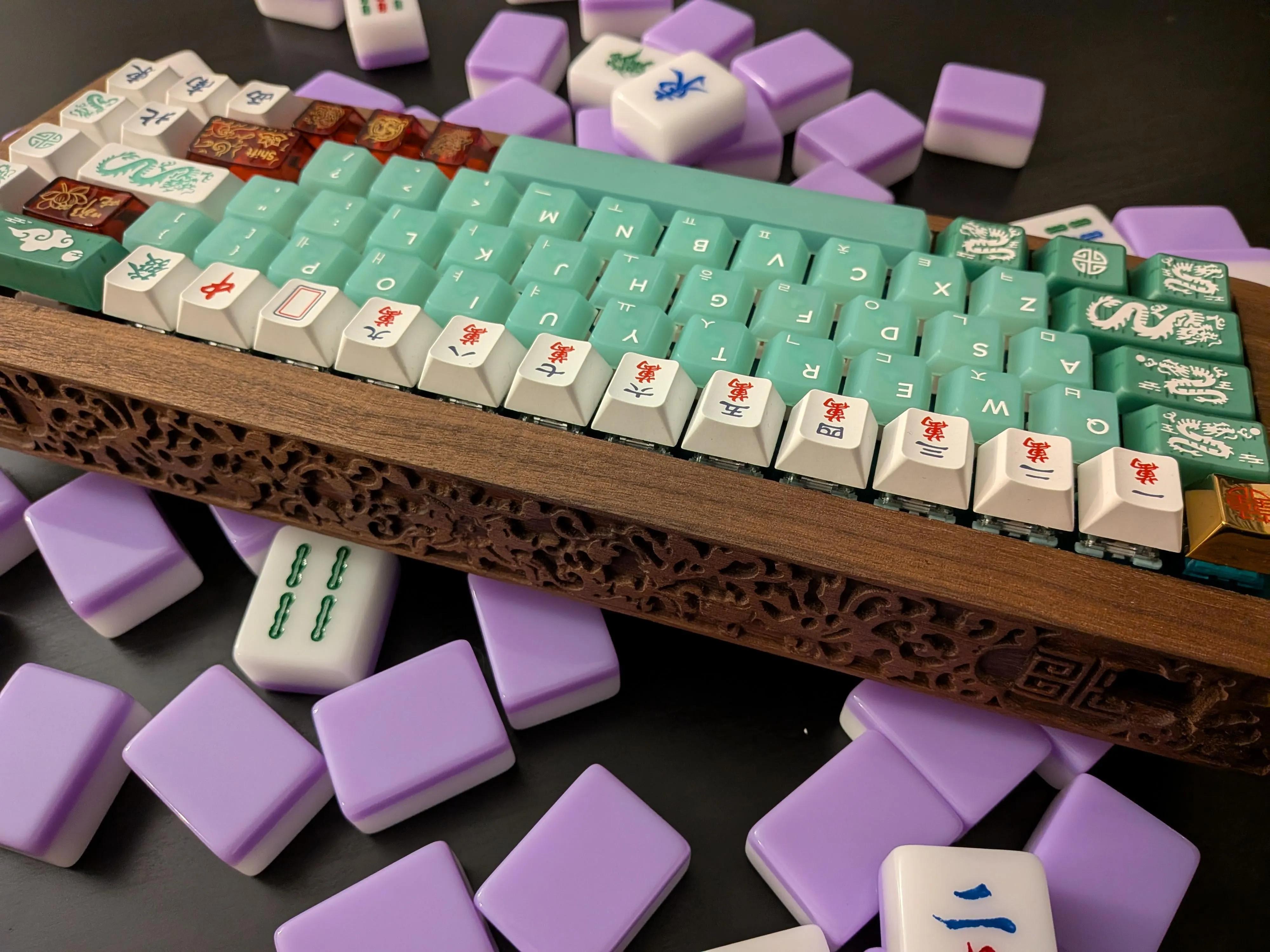 こだわりの麻雀牌キーキャップと翡翠の組み合わせ