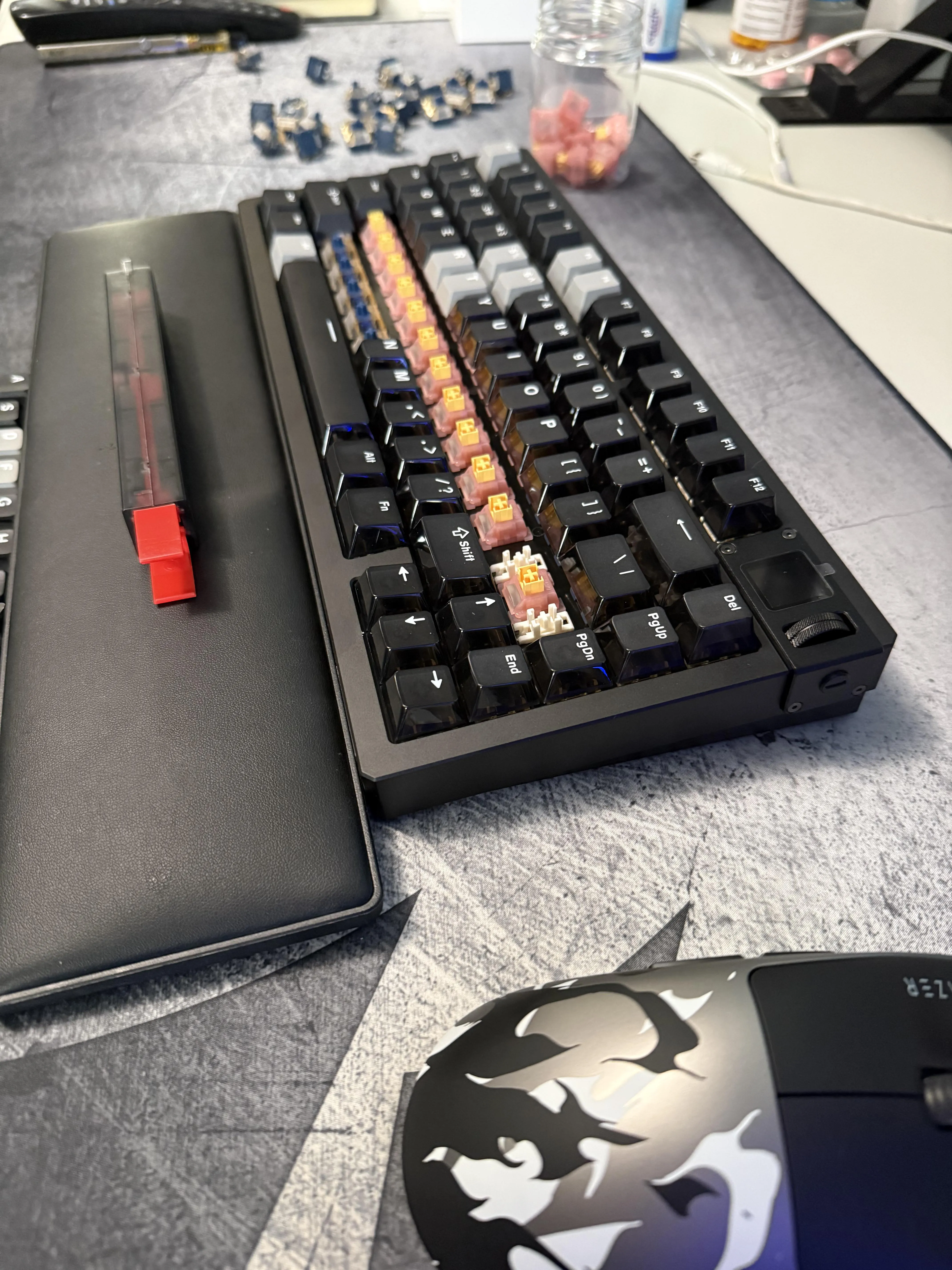 Akko MOD007 v5に装着されたOutemu Silent Peach