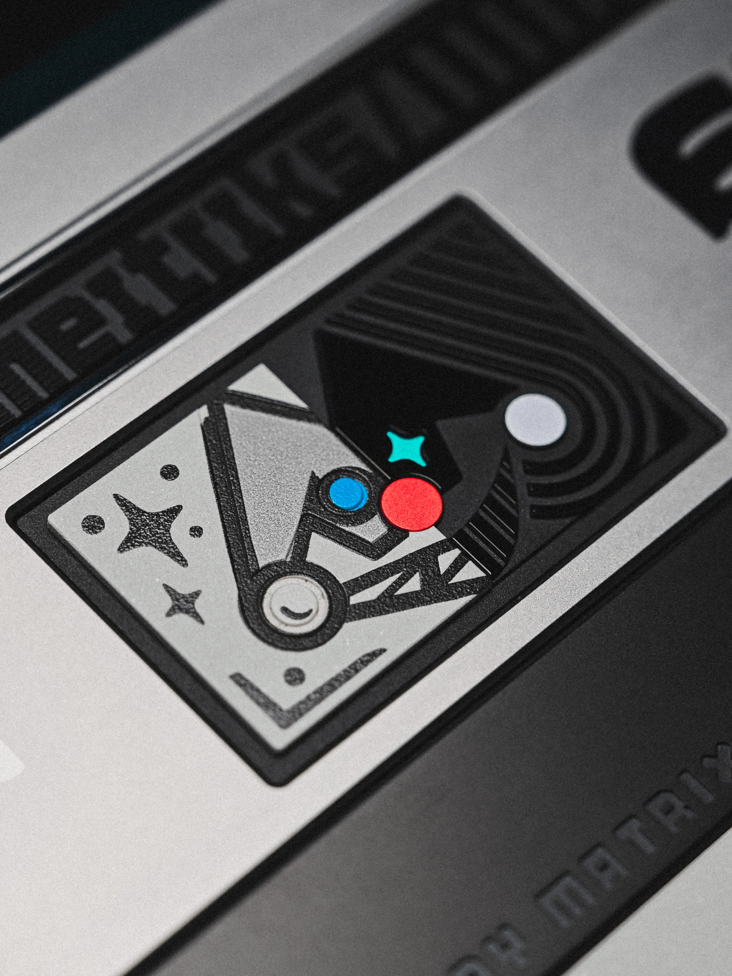 背面から見た重厚なケース構造