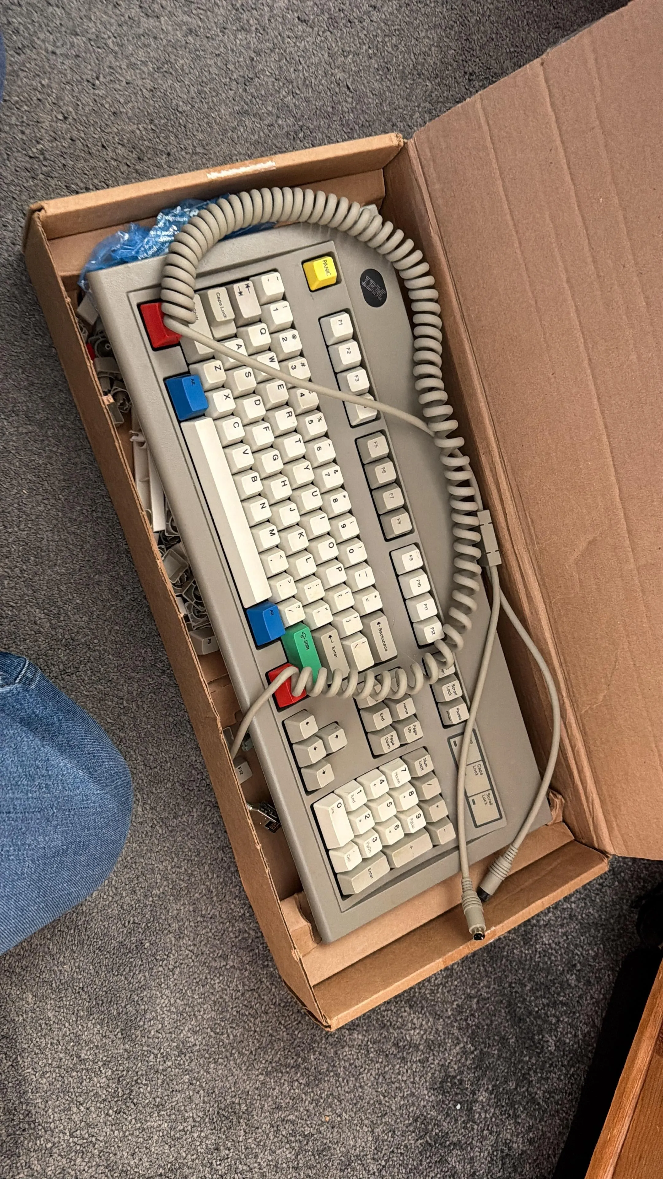 新旧のキーボードが並ぶデスク
