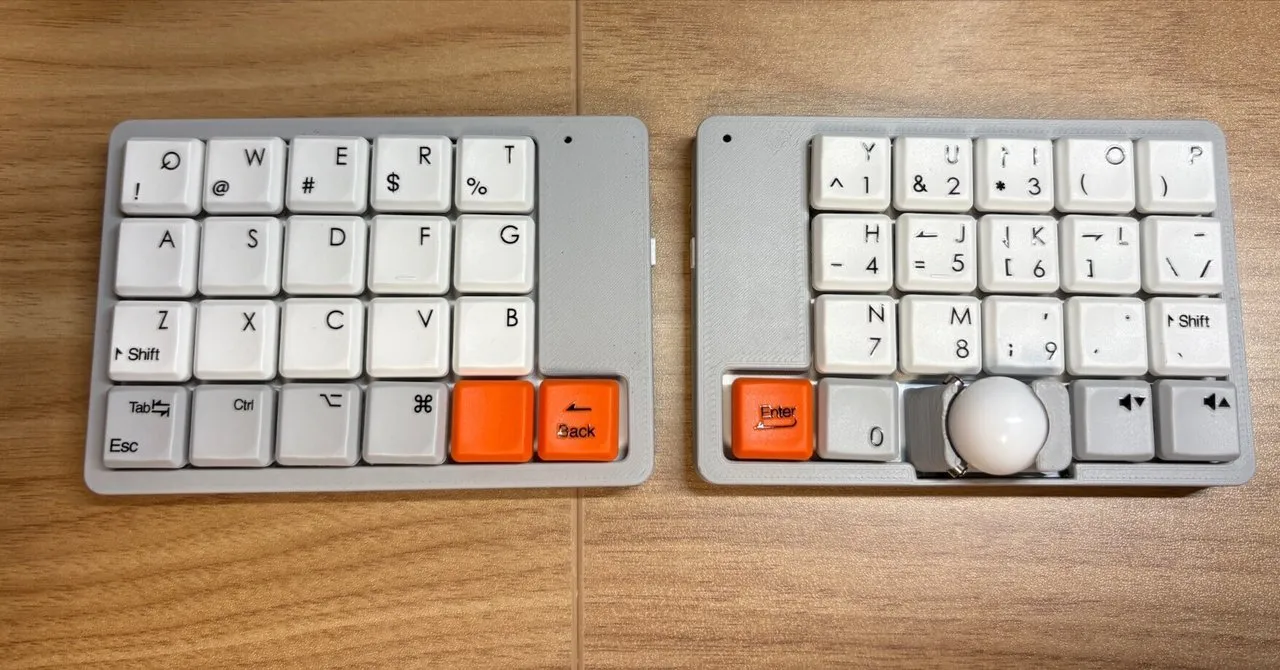 notraキーキャップとシールでカスタマイズされたConductor