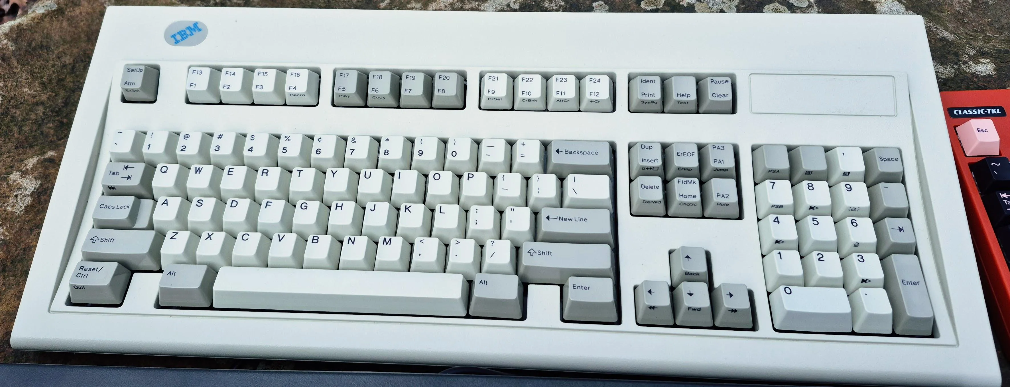 Redditで話題のキーボード修復の様子