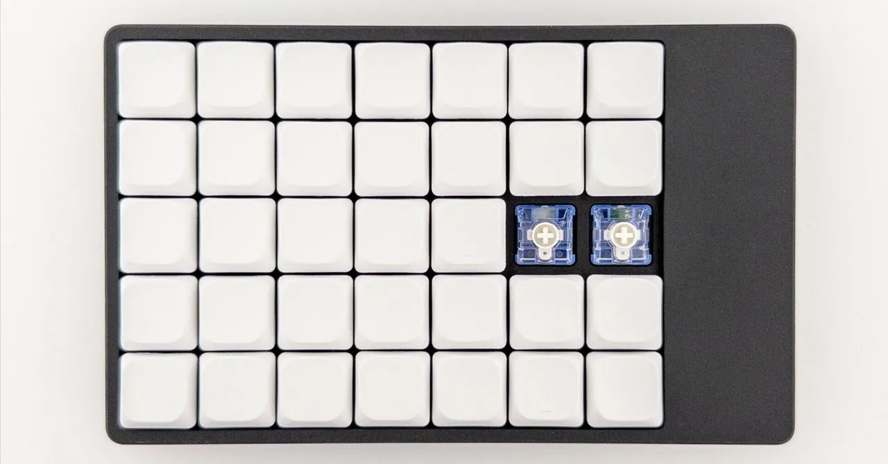 完成したロープロファイル磁気キーボード「HE35」