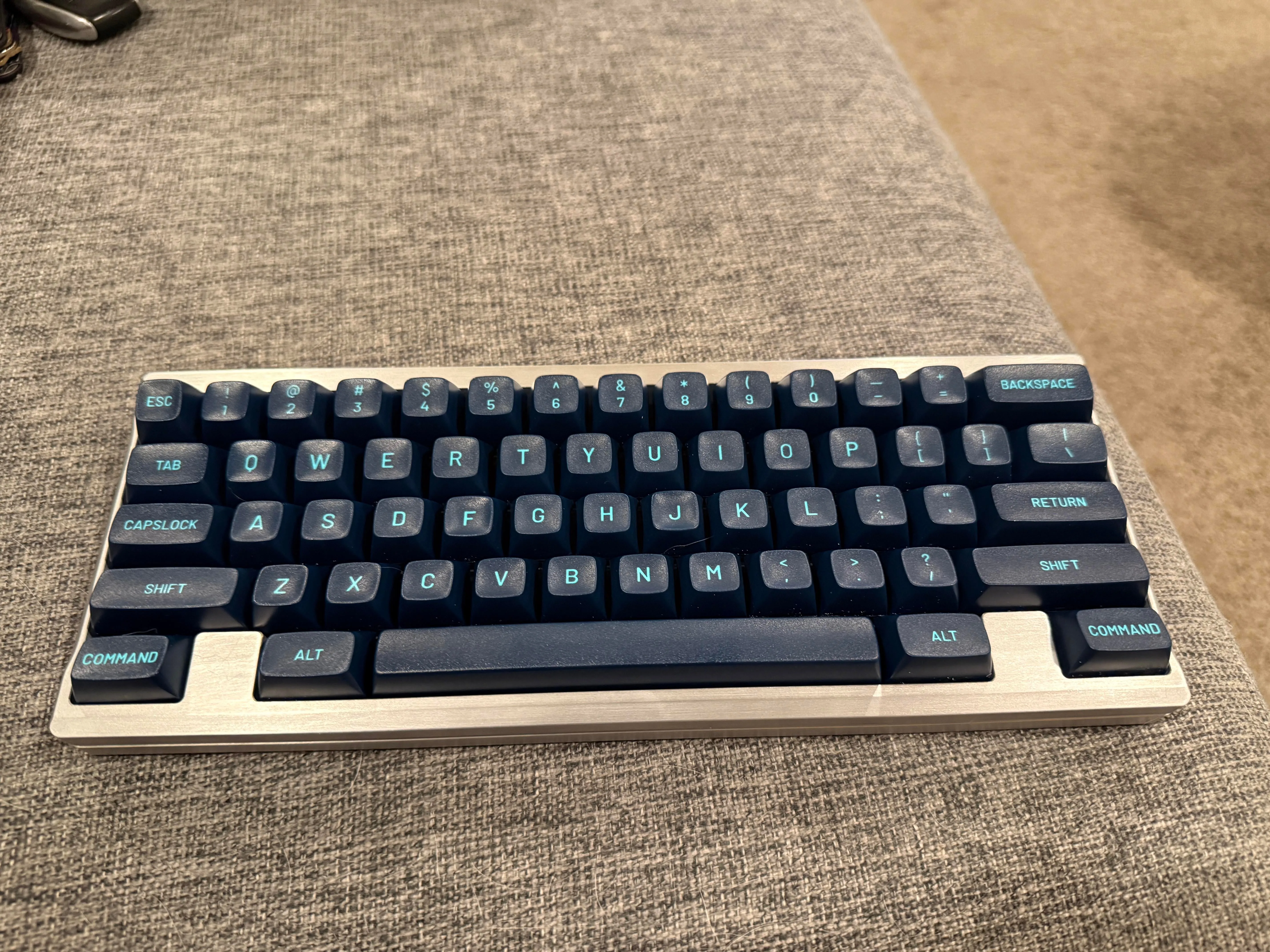 ブラシ仕上げを施したEden R2の全体像