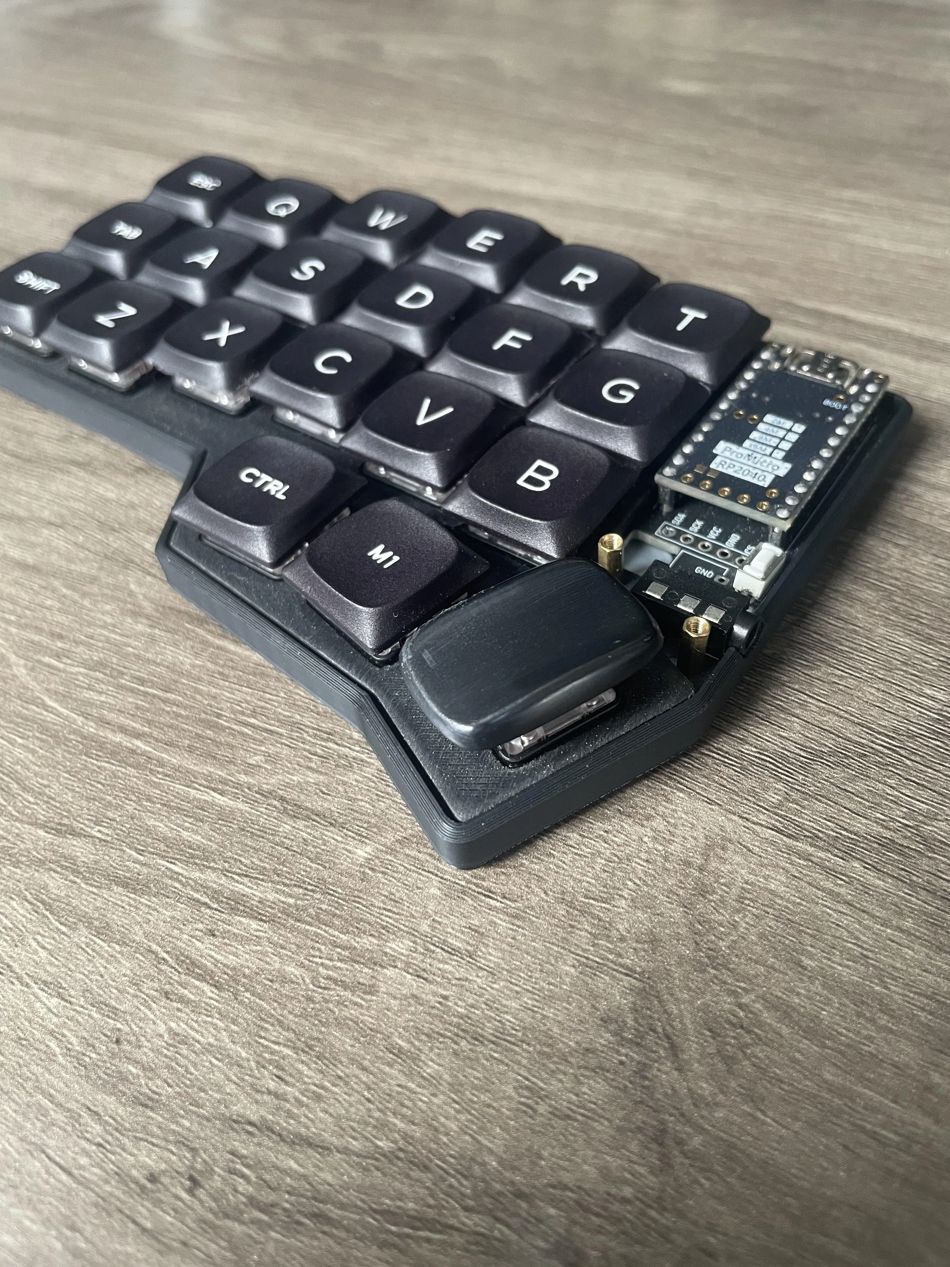 投稿者が製作したCorneキーボード