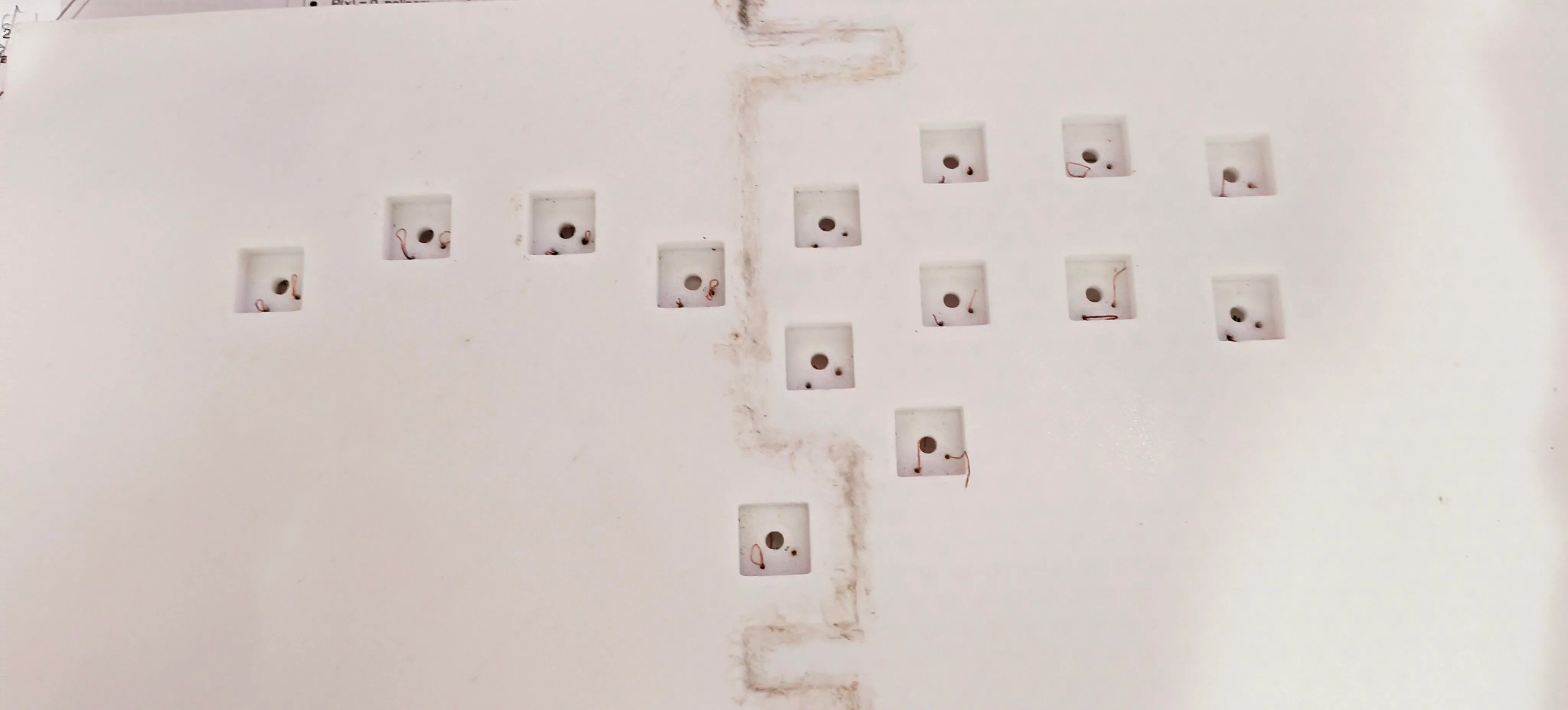 製作途中のスイッチ配置の接写