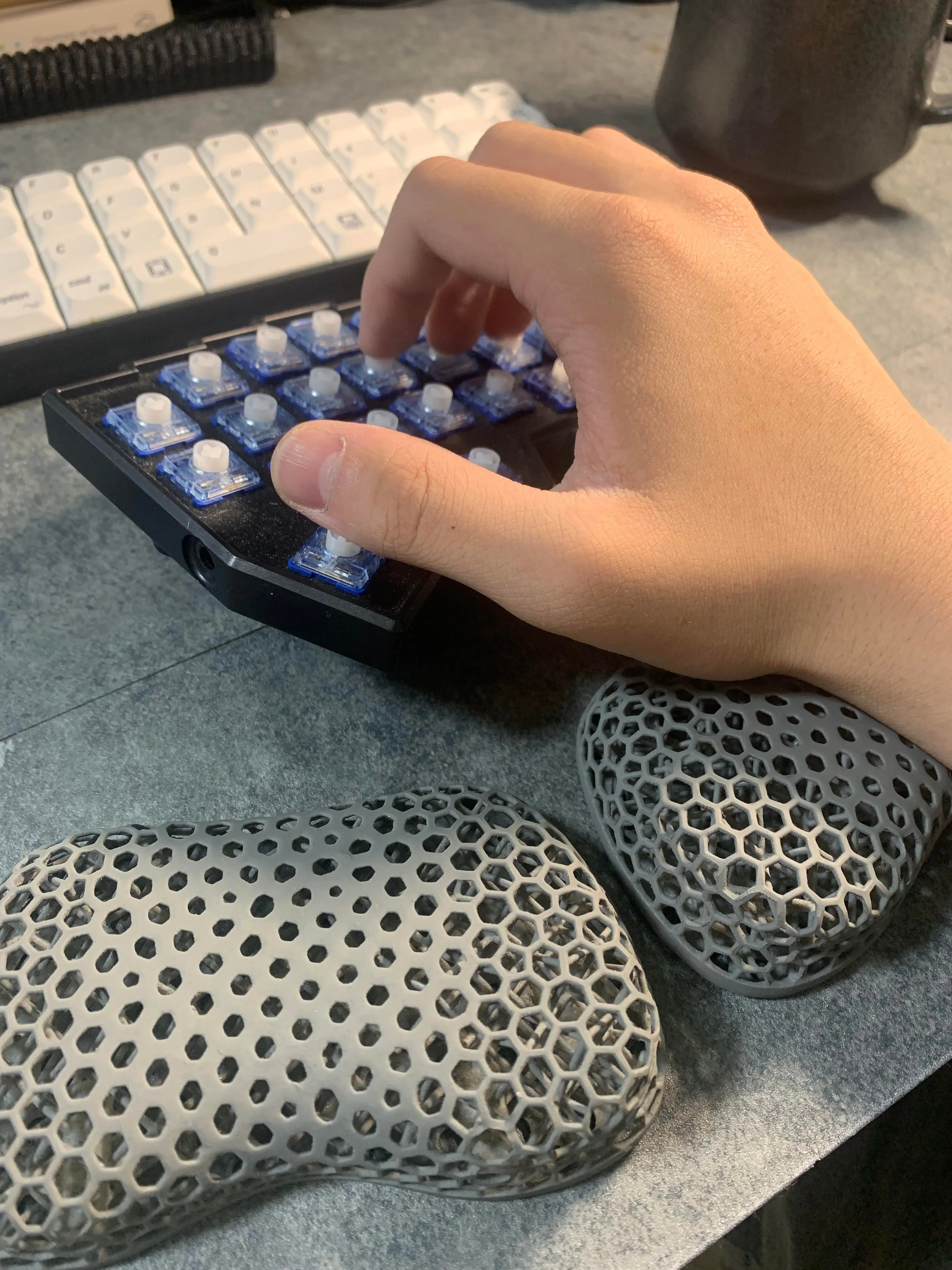 3COINSのマウスクッション