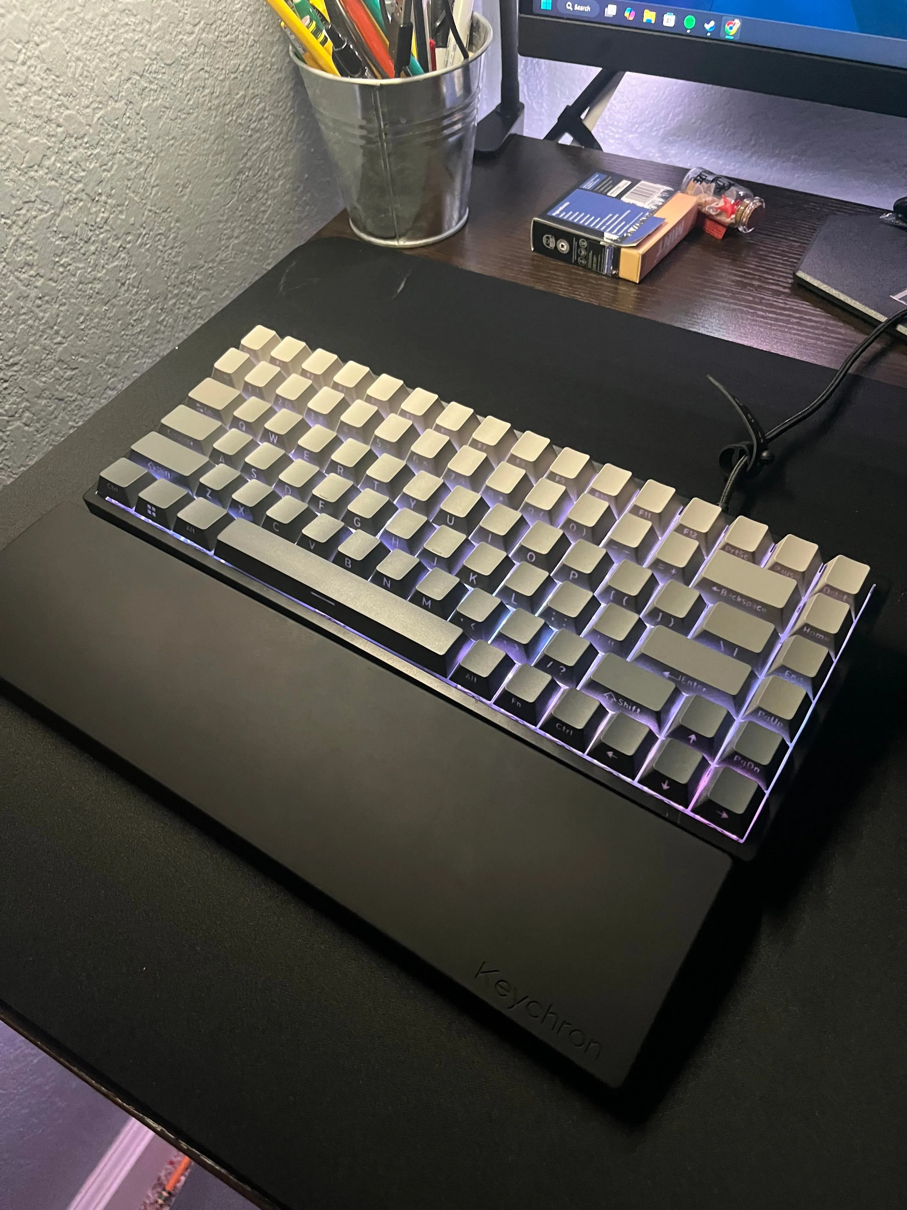 交換前のグレー×ブルーのキーキャップ