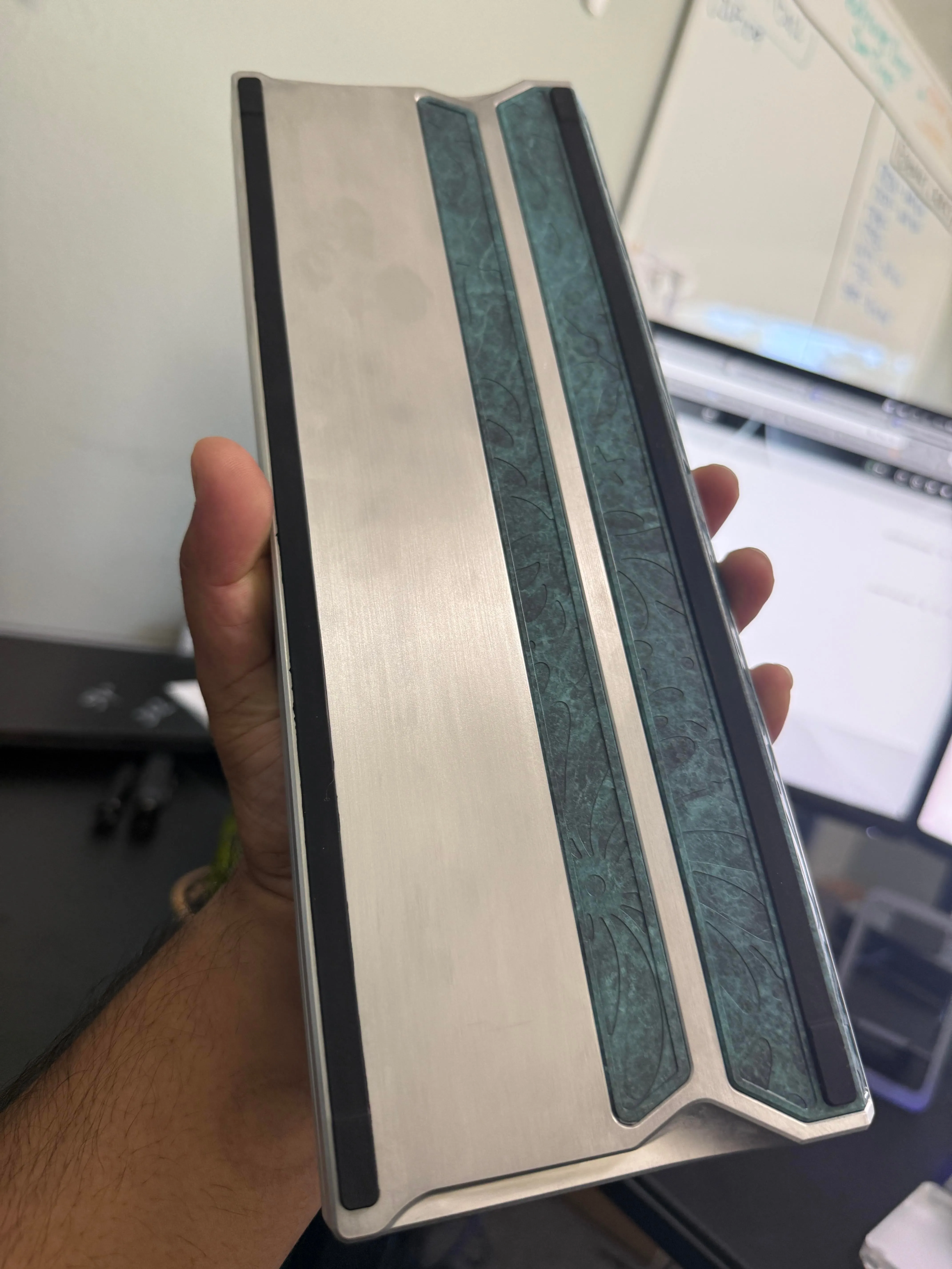 KBD Eden R2 ブラッシュド仕上げの様子