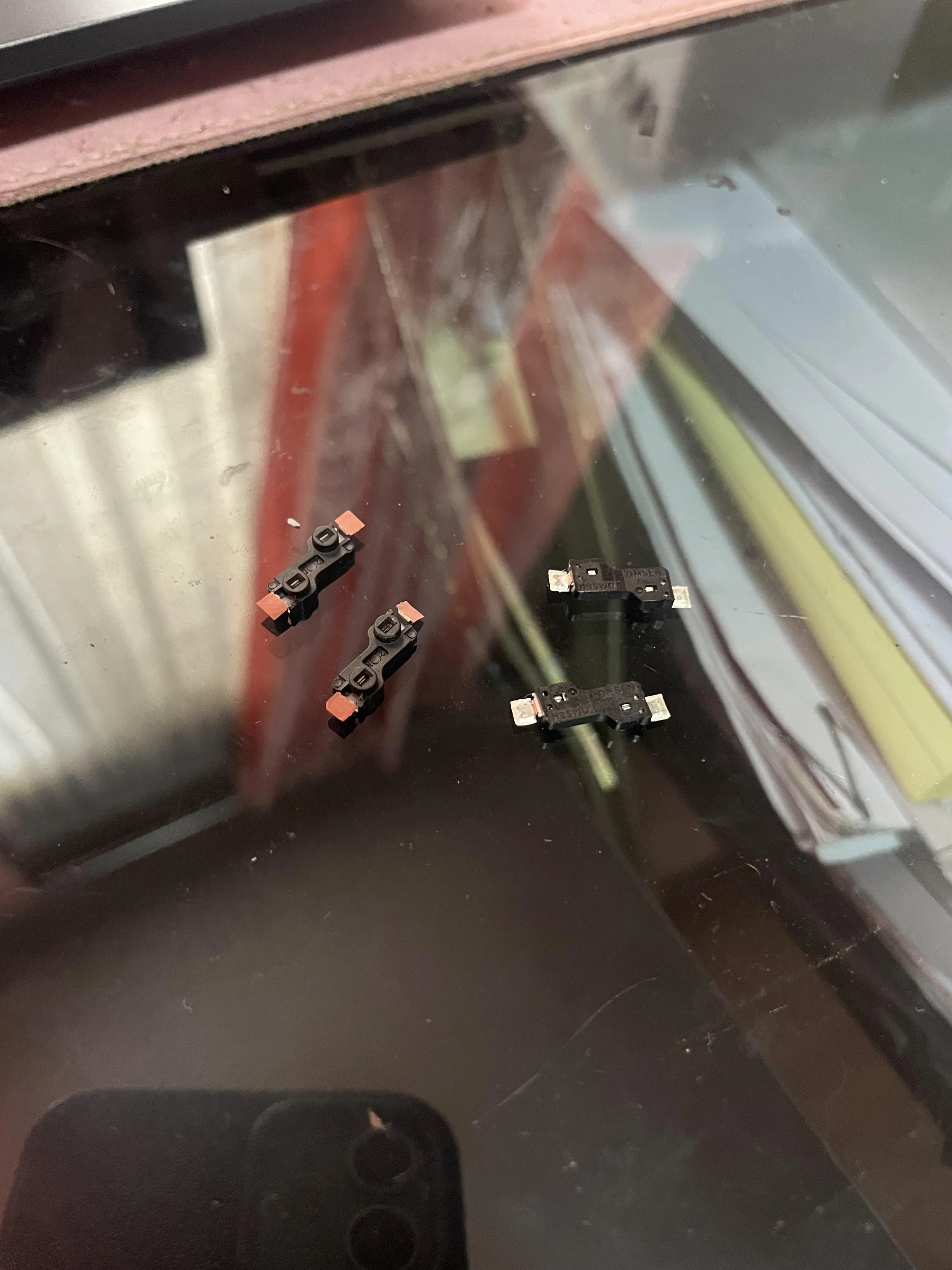 剥がれたPCBパーツの様子