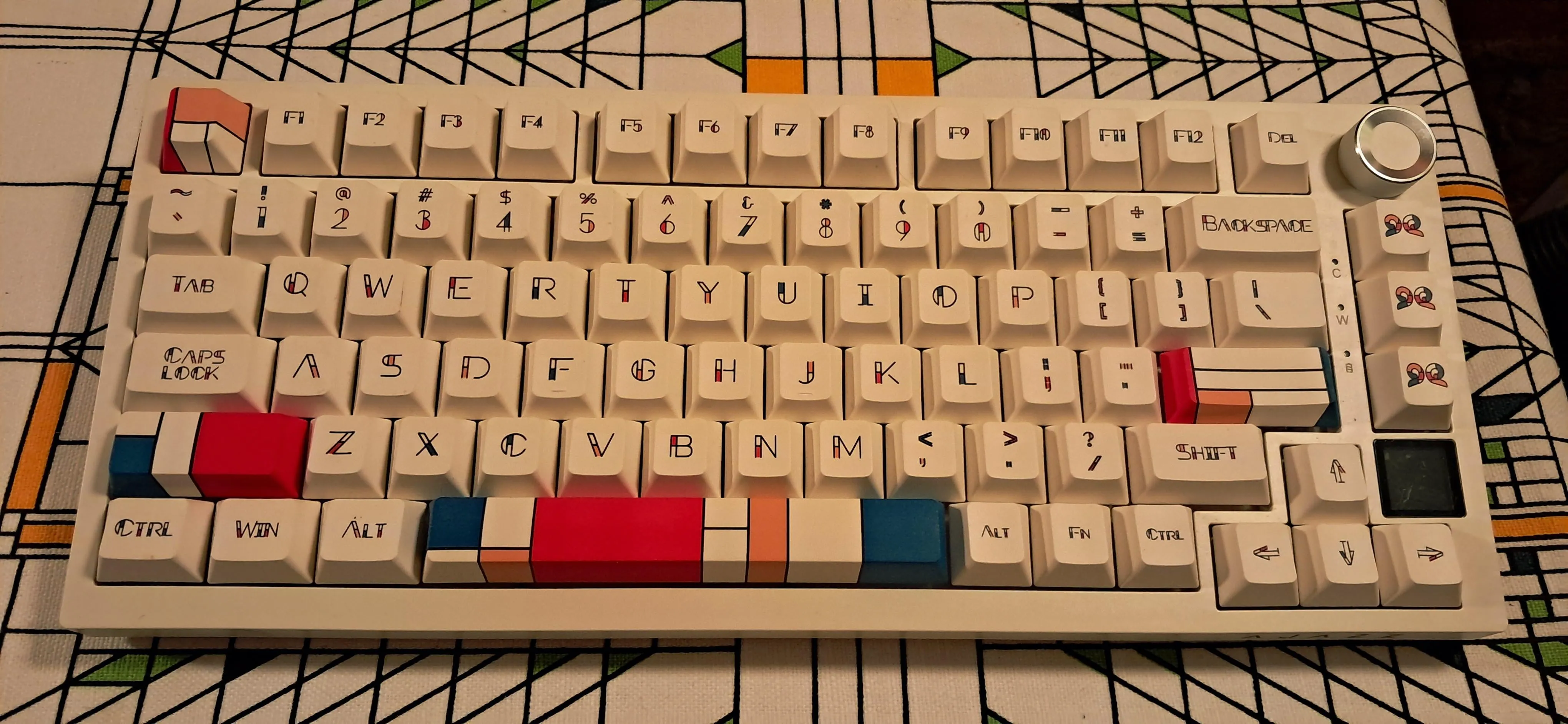 MoMAをイメージしたアートなキーボード