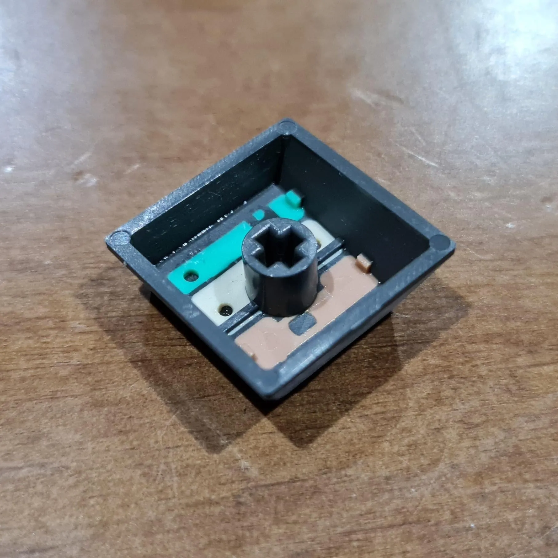 Yamaha QX3の4色成型キーキャップ