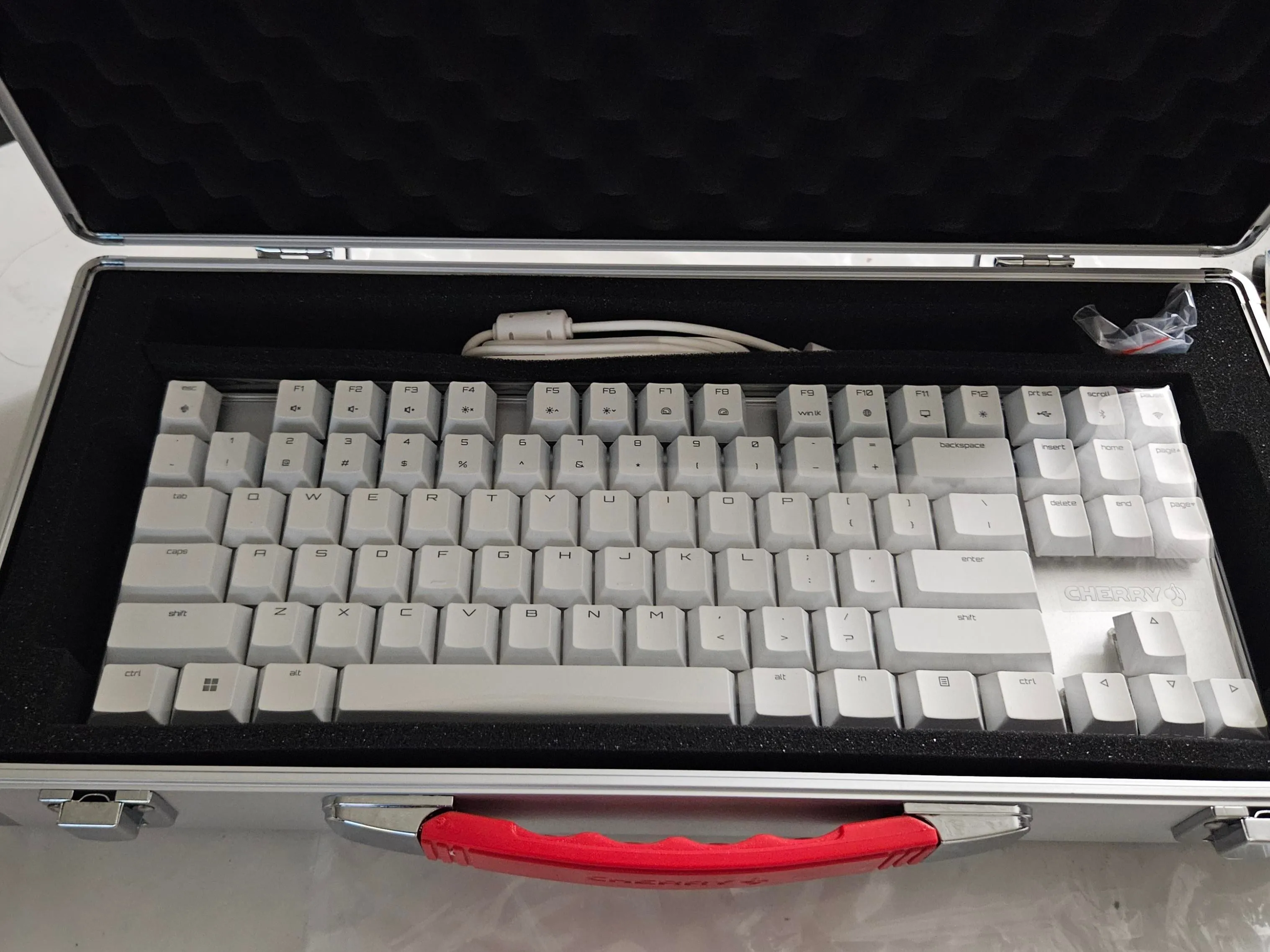 付属の専用メタルケース