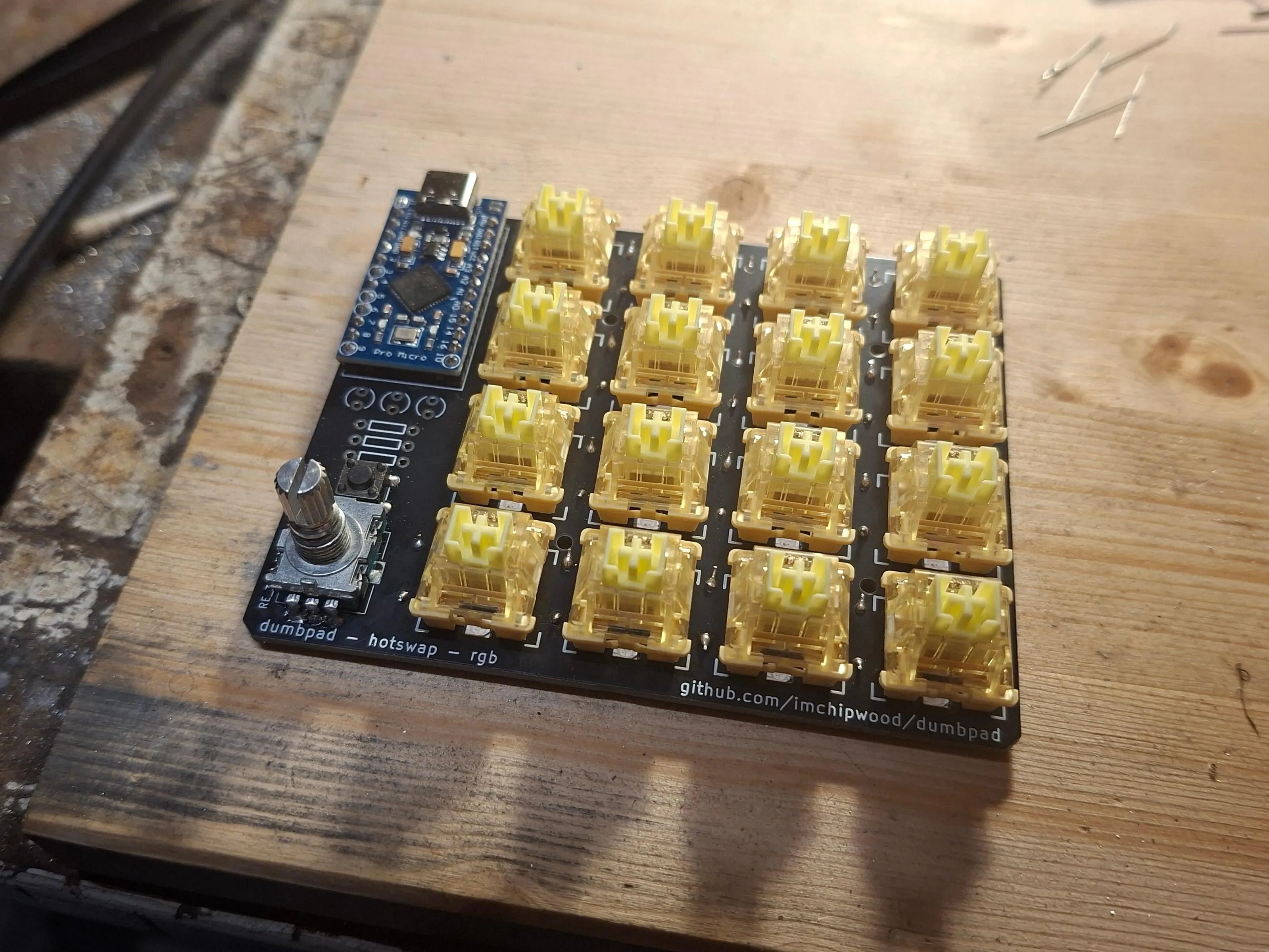 息子の初めてのハンダ付け作業