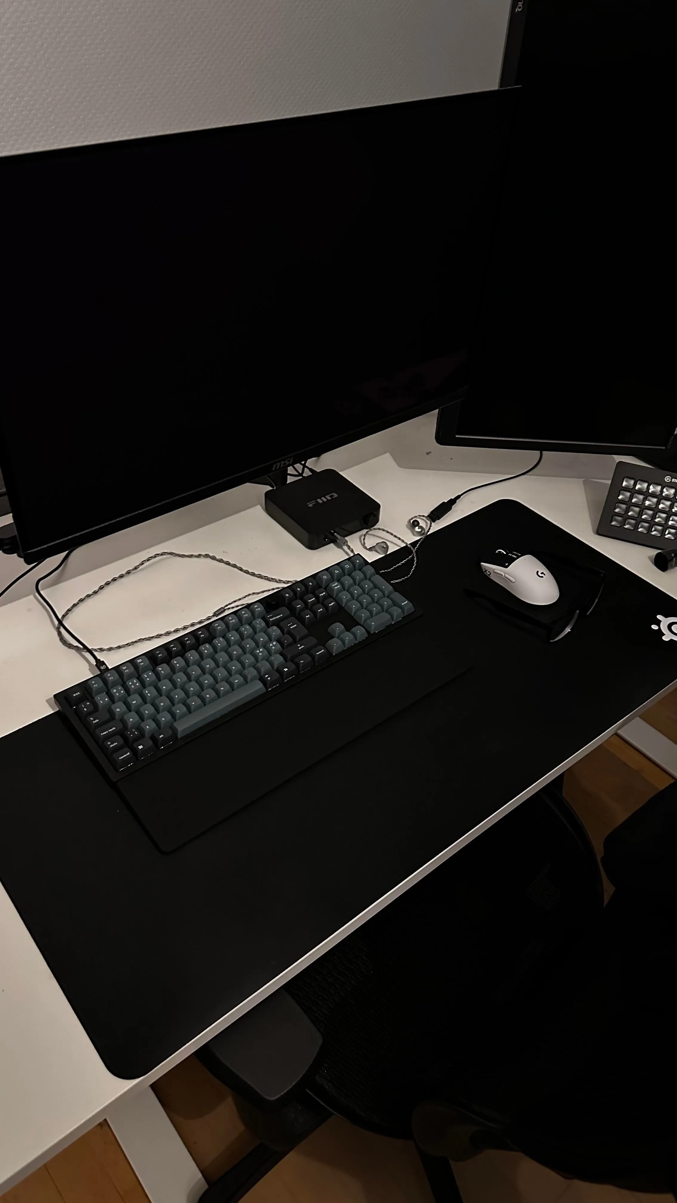 デスクに馴染むクリーンなデザイン